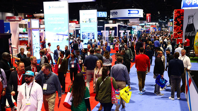 expo-floor-isle-people-walking